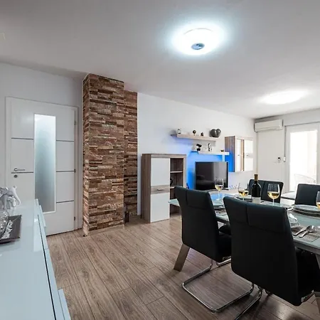 Ancalagon Apartment Split